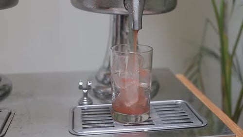fille place tasse en verre pour se servir du jus frais, plan fermé.