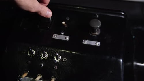 El interruptor de alimentación del vaso se enciende y apaga con la mano de un hombre