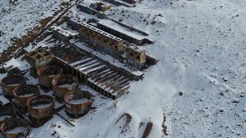 Construit sur le flanc d'une montagne en 1920 à l'extrémité sud de Genola, dans l'Utah, le Old Tintic Mill p