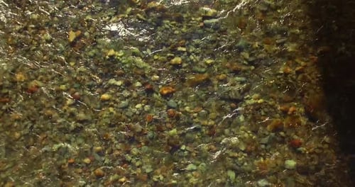 Mittlerer Flug über den frischen und sauberen Mountain River am sonnigen Sommermorgen. Ansicht von oben und horizontal