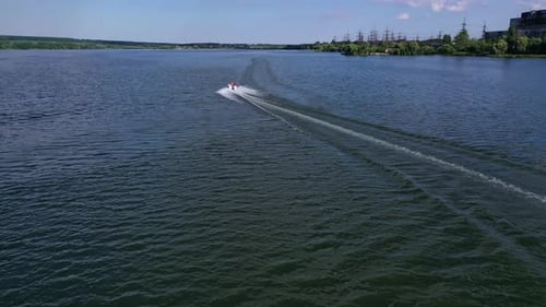 Motorboot auf dem Fluss. Hochgeschwindigkeitsboot auf blauer Wasseroberfläche