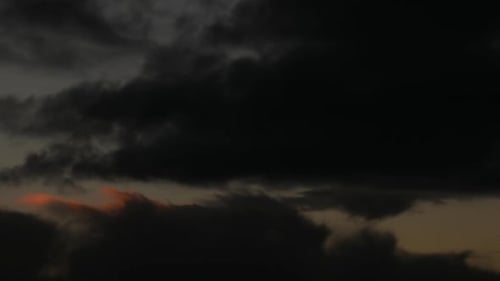 Dunkle Wolken Zeitraffer in der Abenddämmerung