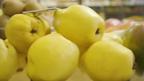 Kamera bewegt sich entlang frischer saftiger Früchte im Lebensmittelregal. Leckeres gesundes Essen liegt zum Verkauf in