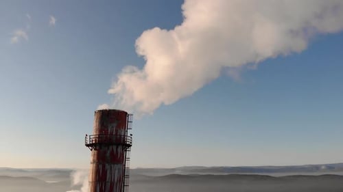 Schmutziger Rauch strömt aus Schornsteinen in die Luft