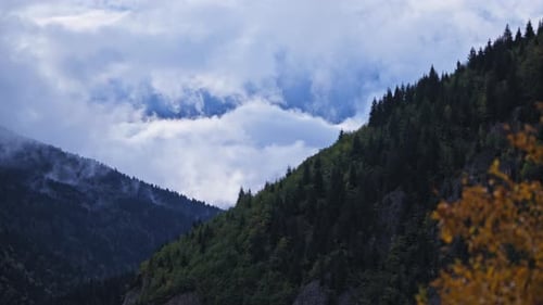 Nubes sobre las montañas en otoño