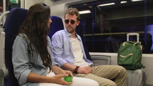 Reisende mit dem Zug: Touristen sitzen im Waggon