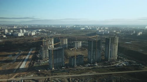 La frontera entre los edificios antiguos y nuevos. Sitio de construcción.