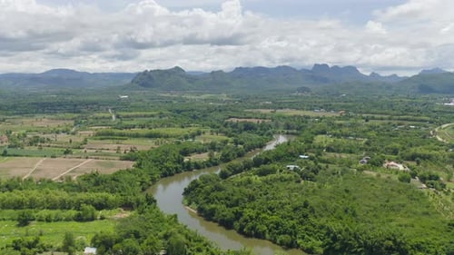 Grüner Berghügel mit See oder Fluss. Naturlandschaftshintergrund in Phetchabun
, Thailand.