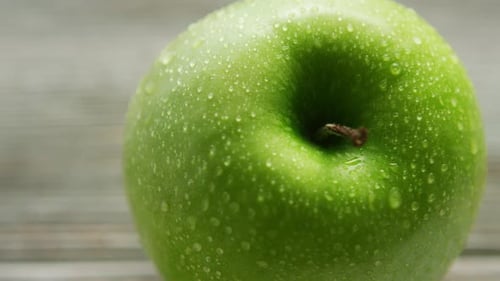 Grüner Apfel mit Wassertropfen