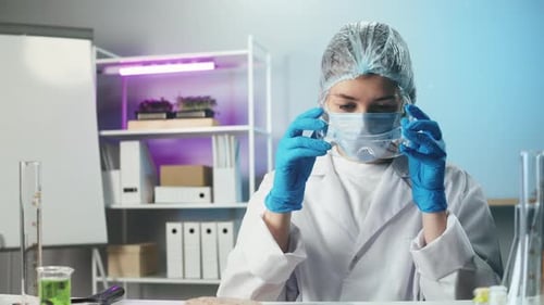 Médecin-scientifique portant un uniforme de protection travaillant en laboratoire