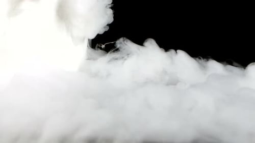 Fond de fumée dense. Réaction chimique sur fond noir