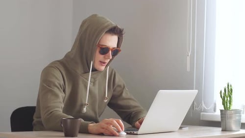 Junge Entwickler-Programmierer konzentriert sich auf Coding