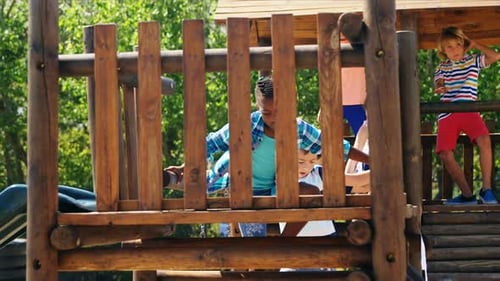 Schulmädchen spielt auf Rutsche auf Spielplatz