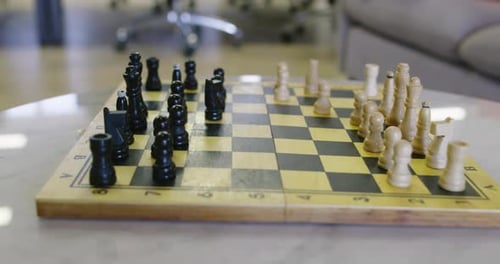 Juego de ajedrez Piezas de ajedrez de madera en un tablero de ajedrez