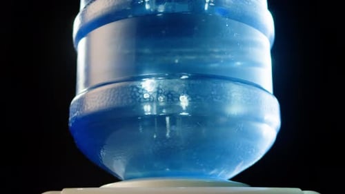 Enfriador de agua sobre fondo negro