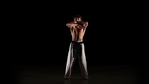 Mann trainiert Taekwondo oder Karate auf Schwarz. Zeitlupe