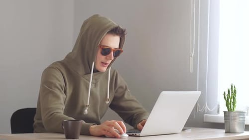 Junge Entwickler-Programmierer konzentriert sich auf Programmieren