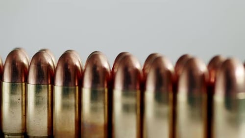 Nahaufnahmen vieler Munition sind in einer Reihe angeordnet und mit einer rotierenden Plattform gedreht. Zeitlupe