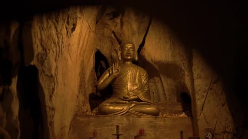 Estátua de Buda mostrando a Murda Sacral em um nicho na caverna