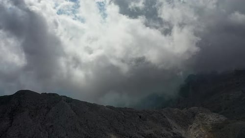 Vue aérienne des nuages haut dans les montagnes
