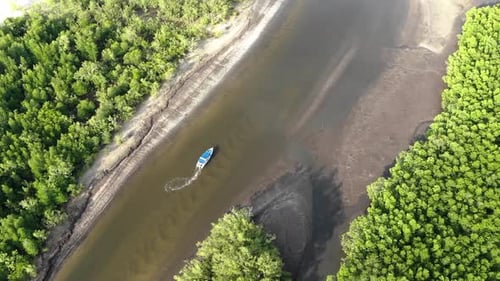 Vue aérienne d'une promenade en petit bateau sur la rivière en Thaïlande