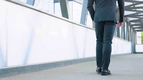Filmmusik Nahaufnahme von Beinen mit schwarzen Lederschuhen eines anonymen Geschäftsmannes geht herein