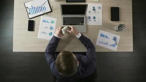 Glücklicher Geschäftsmann mit einer Belohnung für ein erfolgreiches Projekt
