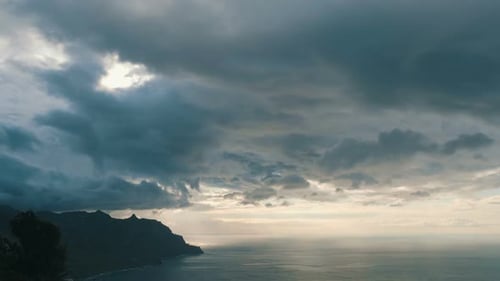 Foto de Time Lapse de Dramático puesta de sol sobre la playa de Benijo en Tenerife, Islas Canarias