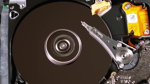 Festplattenlaufwerk innen. Struktur der Festplatte, Spinnplatte. Move Magnetkopf