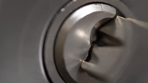 Makrodetail eines Schlüssels in einem Schlüsselloch