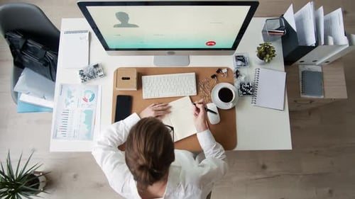 Geschäftsfrau arbeitet am PC beim Teetrinken