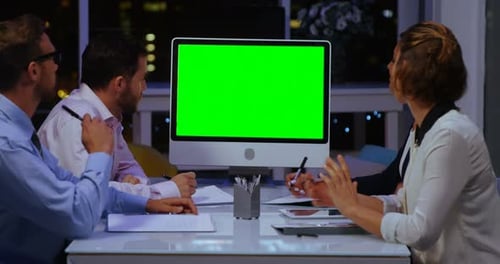 Empresários olhando para o computador