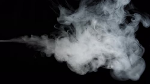 Weißer Dampfstrahl unter Druck auf schwarzem Hintergrund