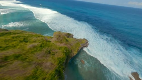 Vista do drone FPV sobre a natureza da praia tropical do litoral do oceano