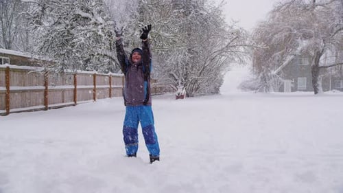 Junge wirft im Winter Schnee