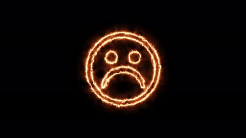 La sonrisa está ardiendo. Animación sobre un fondo negro con letras de vídeo 4K que arde en llamas.