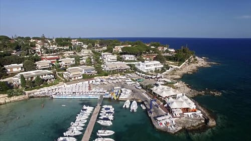 Distrito de casas de vacaciones de verano con puerto de barcos