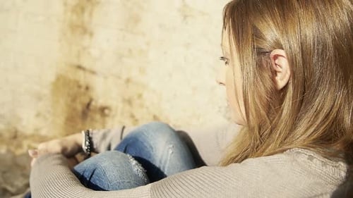 retrato de mulher triste: mulher jovem e solitária sentada deprimida e entediada