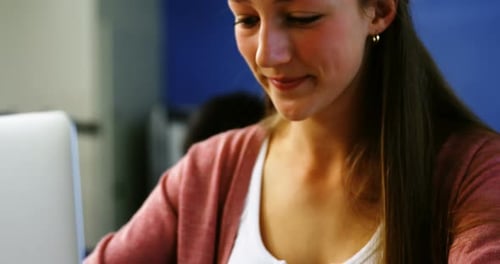 Schüler nutzen Laptop im Klassenzimmer