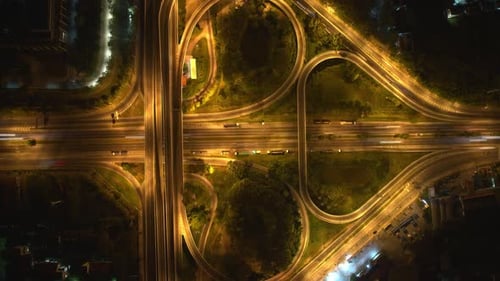 4K : vidéo hyperlapse de Drone aérien de la jonction routière à péage surélevée