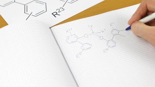 Chemiestudent beim Zeichnen einer Formel