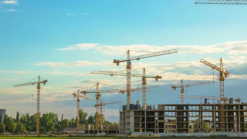 Zeitrafferaufnahmen einer großen Baustelle mit mehreren funktionierenden Kranen