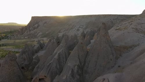 Hoodoos, Feenkamine und sedimentäre vulkanische Gesteinsformationen im erodierten Stone Valley