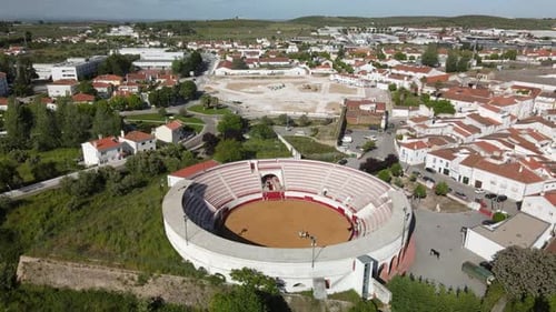 Imágenes aéreas de un caballero actuando en la plaza de toros de Estremoz en Portugal
