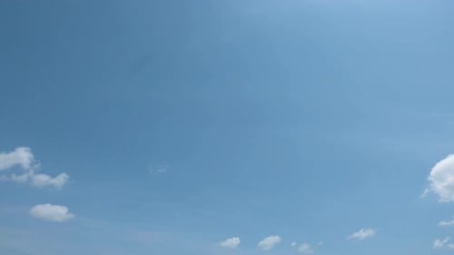 Zeitraffer einer weißen Wolke, die sich um den Himmelshintergrund bewegt