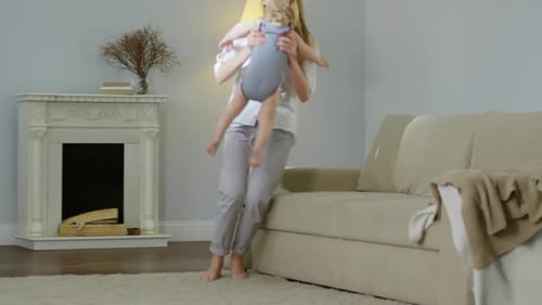 Mutter dreht sich und wirft Baby hoch