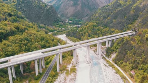 Luftaufnahme des Concrete Highway Viadukts auf Betonpfeilern in den Bergen