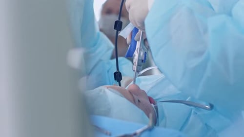 der Chirurg führt eine chirurgische Operation durch