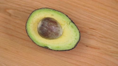 Demi-avocat avec noix filées sur planche à découper 02