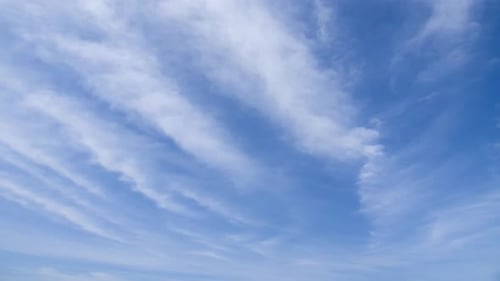 Mouvement des cirrus dans le ciel bleu